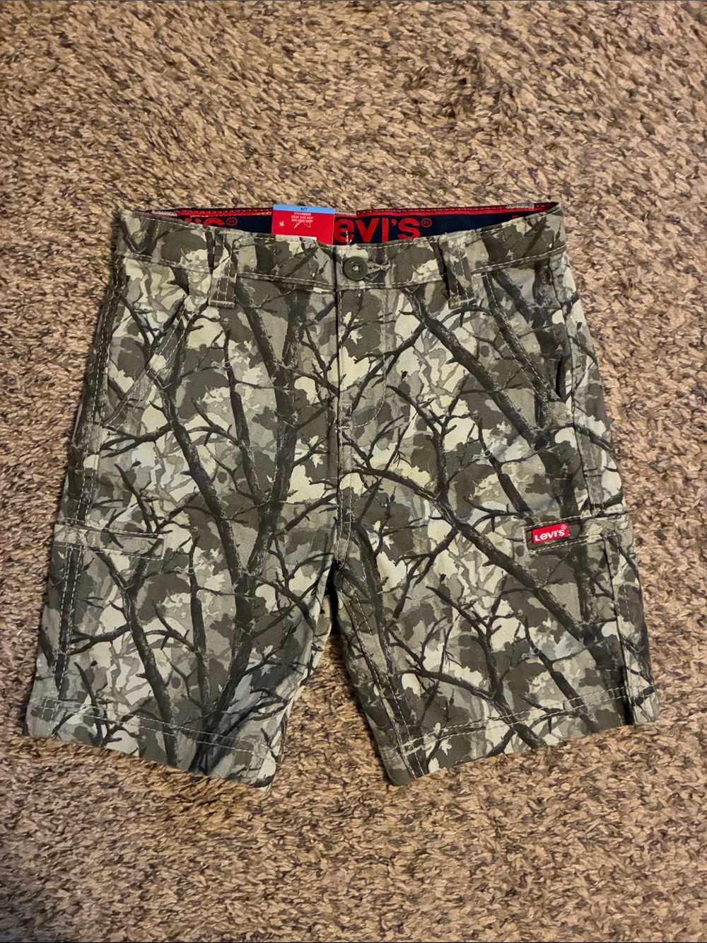 Levi’s boys camo cargo shorts -size 6/7 NWT
